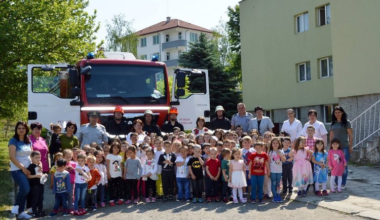 „Евакуираха“ деца при учение за пожар в Черноочене