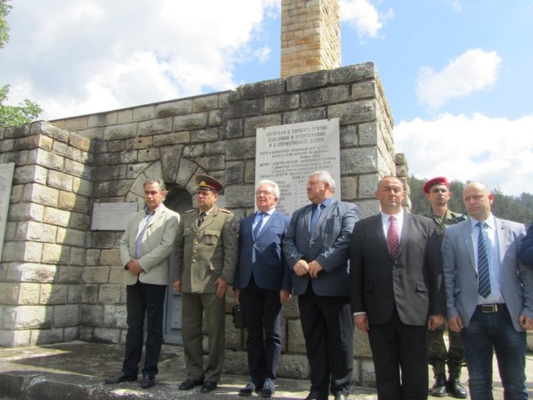 Смолян се поклони пред паметника на загиналите във войните