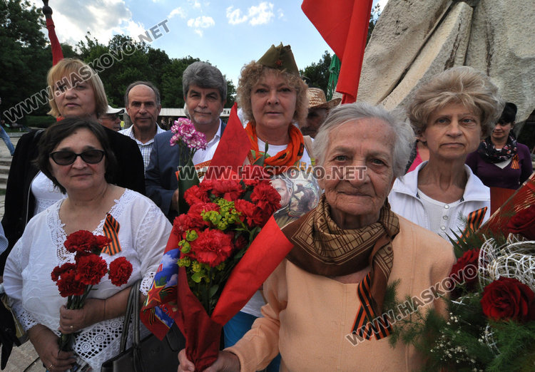 Безсмъртният полк с марш и в Хасково, веят руски и съветски знамена 