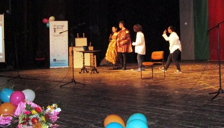 Учениците от Езиковата гимназия изненадаха учителите си с награди