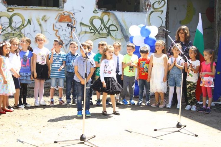 Кметът направи първа копка за възстановяването на детска градина „Мир“ в „Студен кладенец“