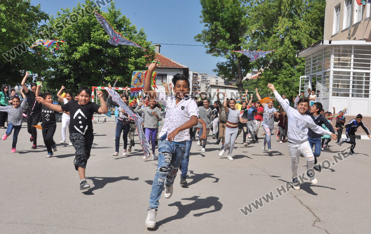 Хвърчила полетяха в Деня на Европа в три хасковски училища