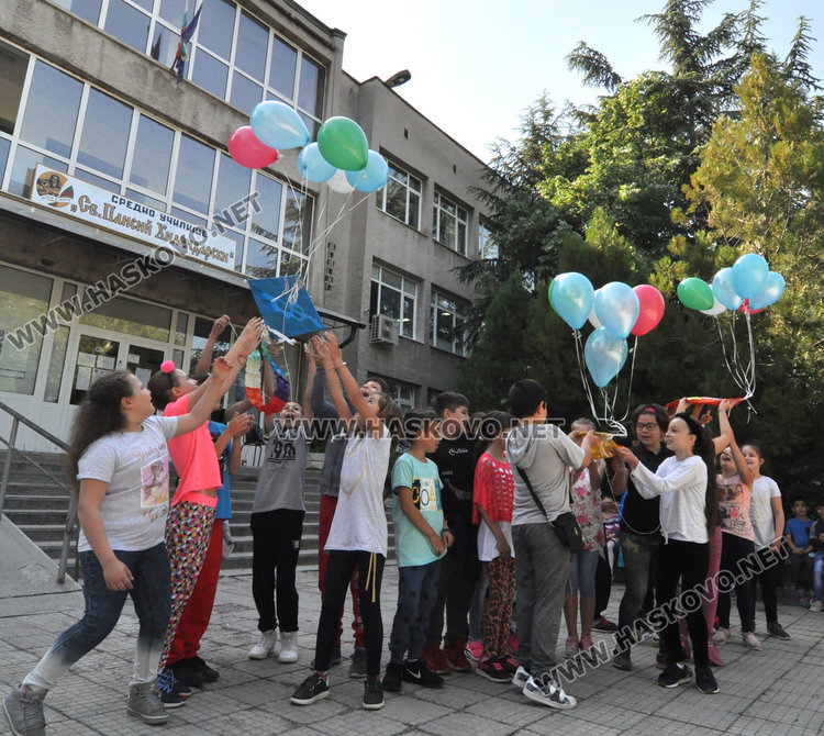 Хвърчила полетяха в Деня на Европа в три хасковски училища