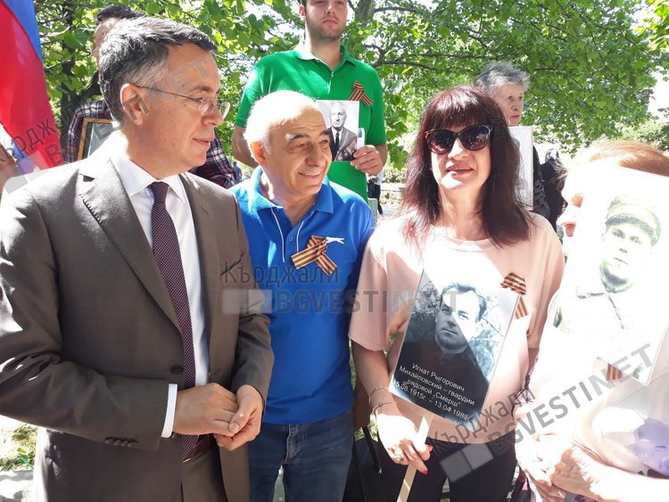 Безпрецедентно единство! Кмет и областен поведоха Безсмъртния полк в Деня на Победата