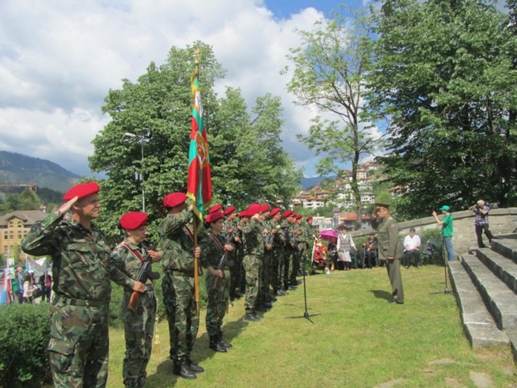 Смолян се поклони пред паметника на загиналите във войните
