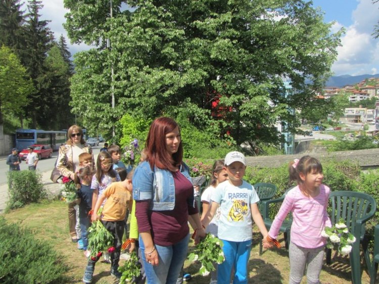 Смолян се поклони пред паметника на загиналите във войните