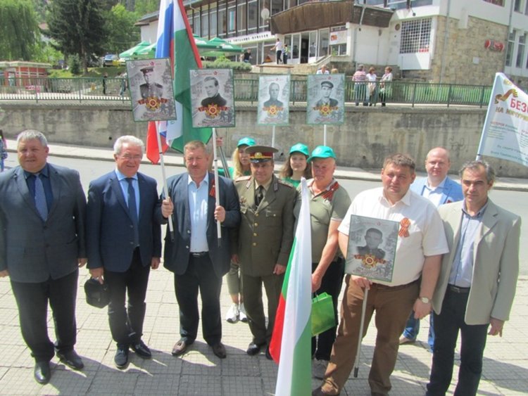 Смолян се поклони пред паметника на загиналите във войните