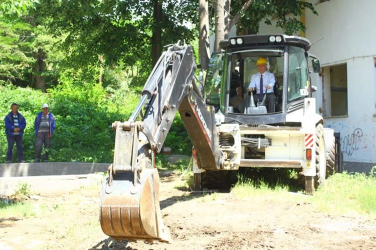 Кметът направи първа копка за възстановяването на детска градина „Мир“ в „Студен кладенец“