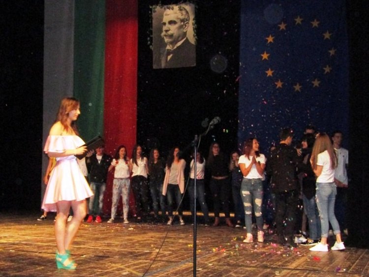 Учениците от Езиковата гимназия изненадаха учителите си с награди