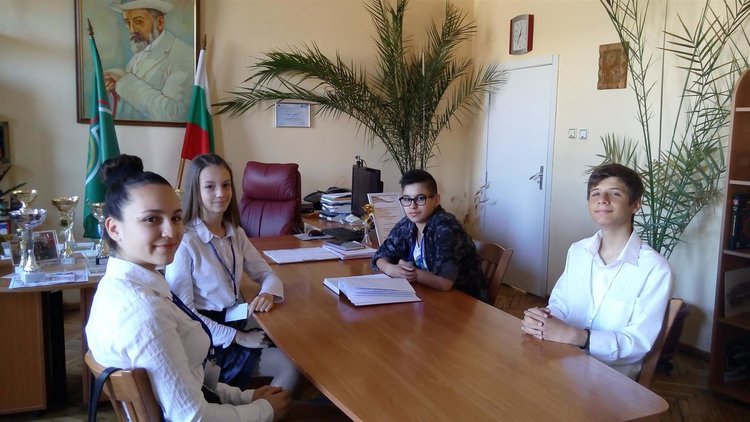 Седмокласник седна на директорския стол в ОУ „Пенчо Славейков“