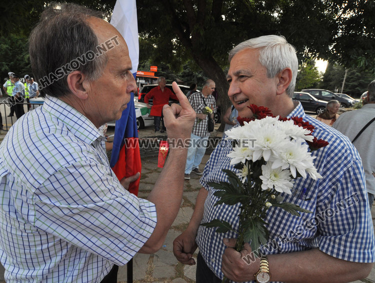 Безсмъртният полк с марш и в Хасково, веят руски и съветски знамена 