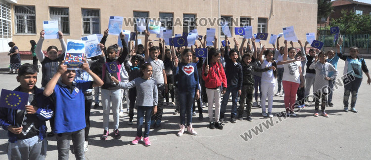 Хвърчила полетяха в Деня на Европа в три хасковски училища