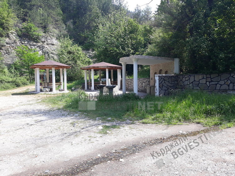 Кланици затрупват с животински кости райски кътчета край Кърджали, местните хора искат възмездие