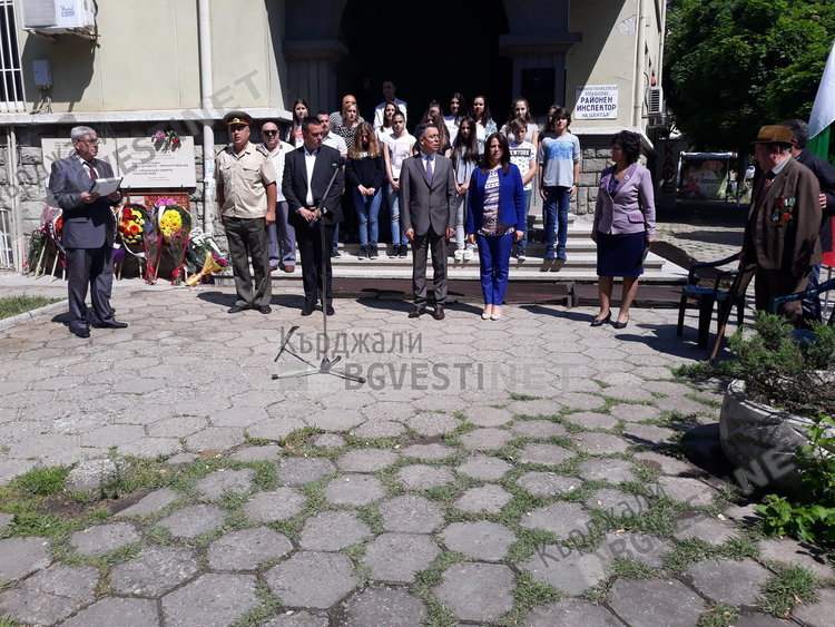 Безпрецедентно единство! Кмет и областен поведоха Безсмъртния полк в Деня на Победата