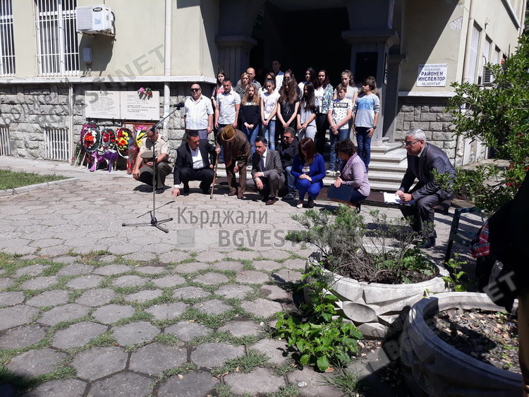 Безпрецедентно единство! Кмет и областен поведоха Безсмъртния полк в Деня на Победата