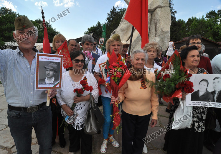 Безсмъртният полк с марш и в Хасково, веят руски и съветски знамена 