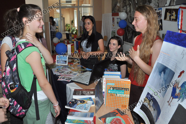 С отворени врати и караоке закриха испанската седмица в Езиковата