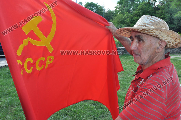 Безсмъртният полк с марш и в Хасково, веят руски и съветски знамена 