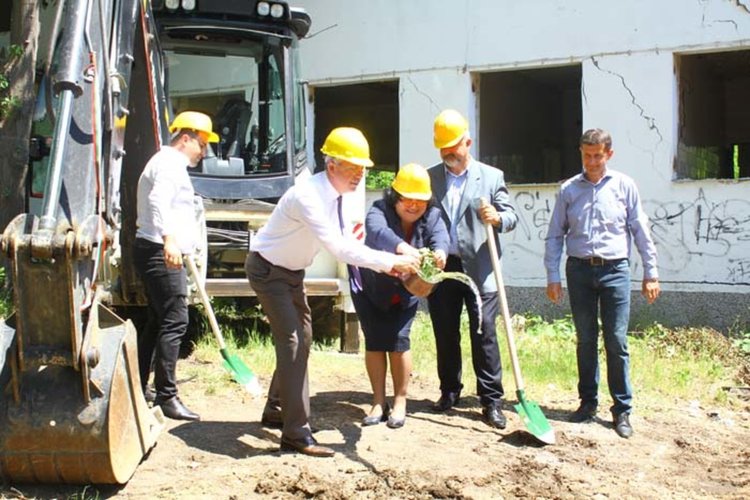 Кметът направи първа копка за възстановяването на детска градина „Мир“ в „Студен кладенец“