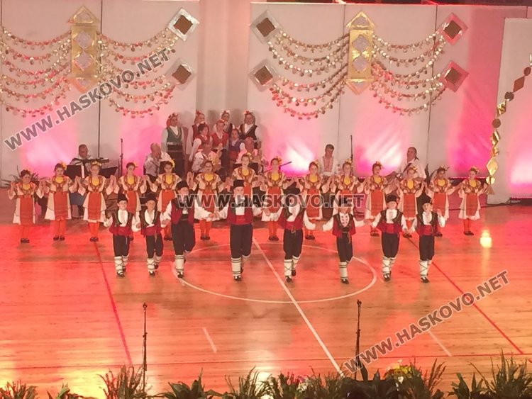 Народен фолклор за деня на Европа напълни зала "Младост"