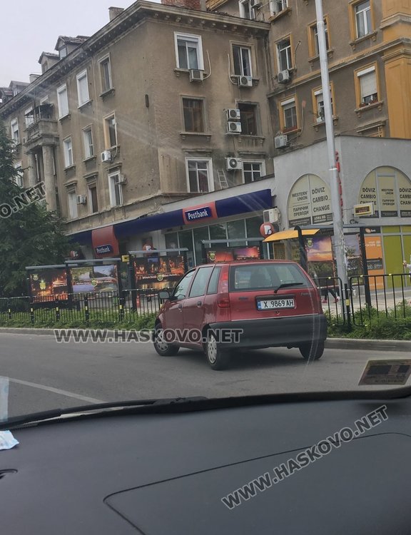 Автомибил, паркиран на на по-малко от 5 метра от пешеходната пътека между централната алея и Автогарата
