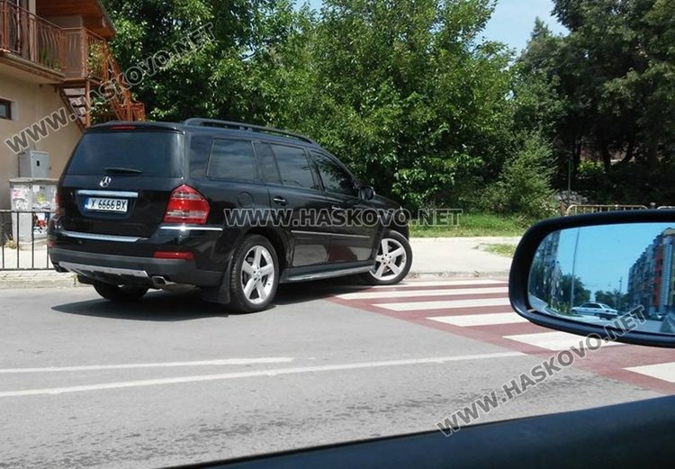 Автомибил, паркиран върху пешеходната пътека до кръговото на "Тракията"