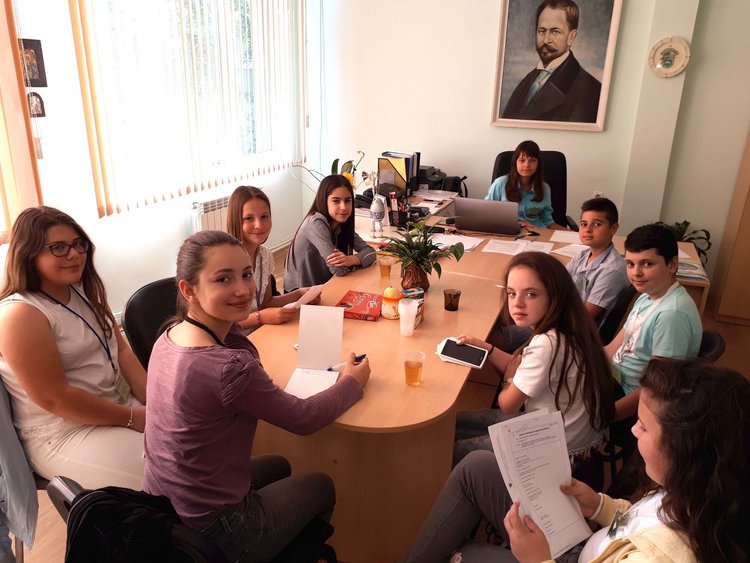 Ученици управляваха ОУ "Алеко Константинов" за един ден