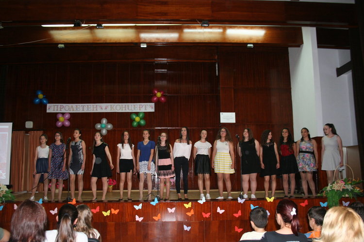 Песни, танци и мултимедия, подготвени по „Твоят час“, представиха златаровци