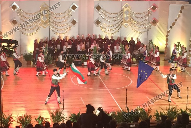 Народен фолклор за деня на Европа напълни зала "Младост"