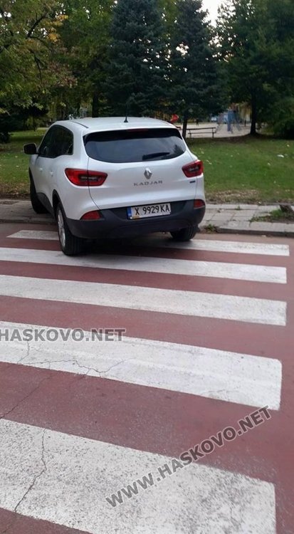 Пешеходната пътека между ДСК и парка по ул. "Иван Вазов"