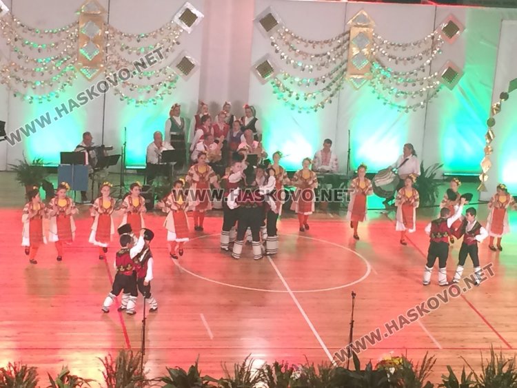 Народен фолклор за деня на Европа напълни зала "Младост"