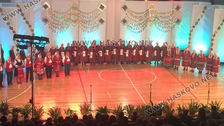 Народен фолклор за деня на Европа напълни зала "Младост"
