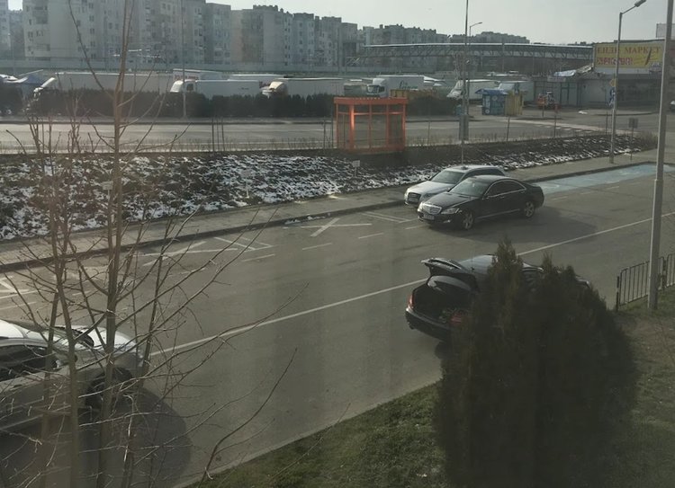 Мерцедесът в платното за движение е успоредно паркирал до единствения автомобил на безплатния паркинг