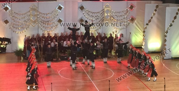 Народен фолклор за деня на Европа напълни зала "Младост"