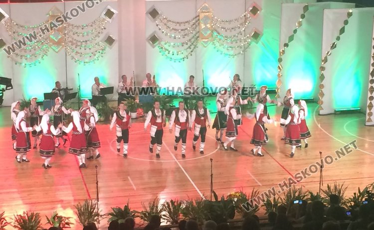 Народен фолклор за деня на Европа напълни зала "Младост"