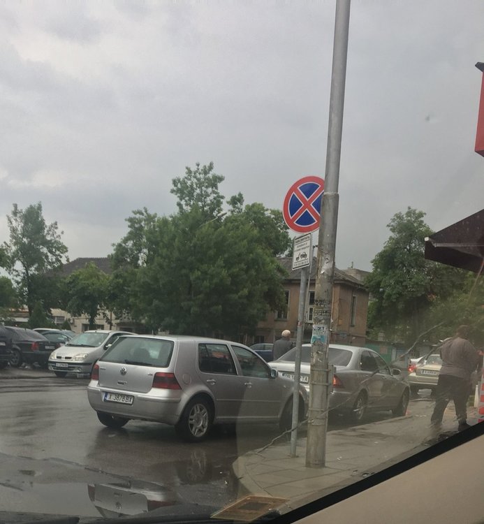 Как си паркираме в Димитровград или „войната по пътищата“