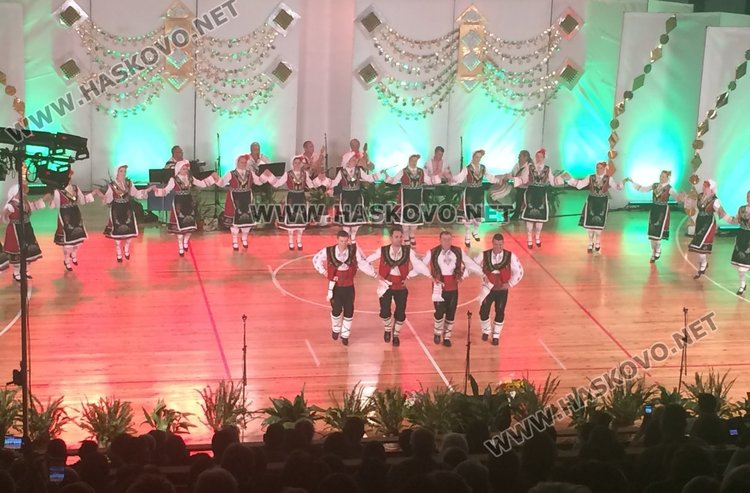 Народен фолклор за деня на Европа напълни зала "Младост"