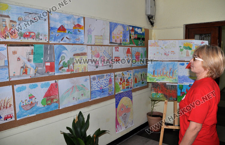 Рисунки показват бедата през детските очи в Младежкия център