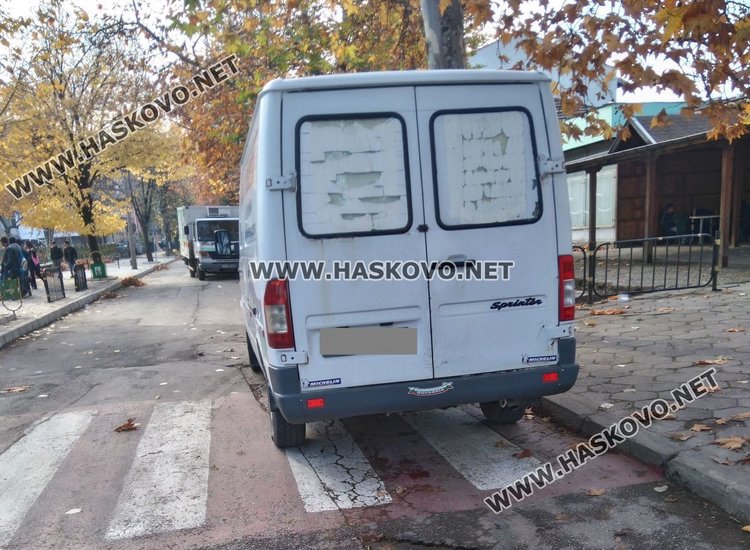 Автомибил, паркиран върху пешеходната пътека до училище "Васил Левски"