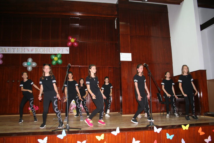 Песни, танци и мултимедия, подготвени по „Твоят час“, представиха златаровци