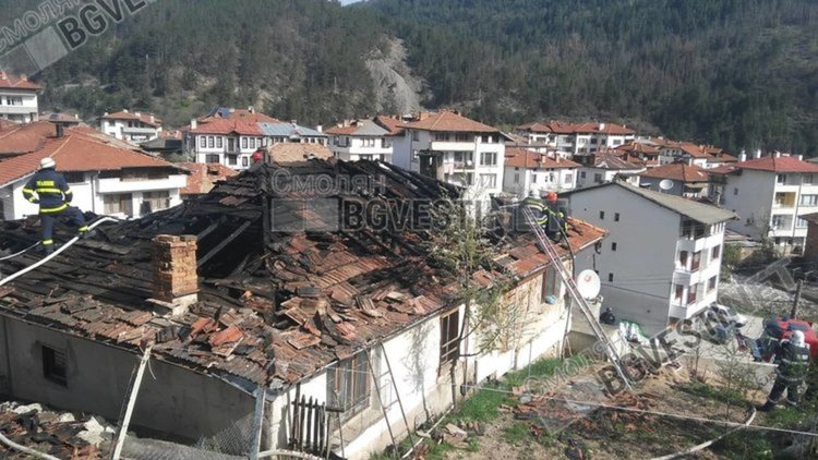 Община Смолян отпуска по 1000 лв. на двете семейства, пострадали от пожара в Райково