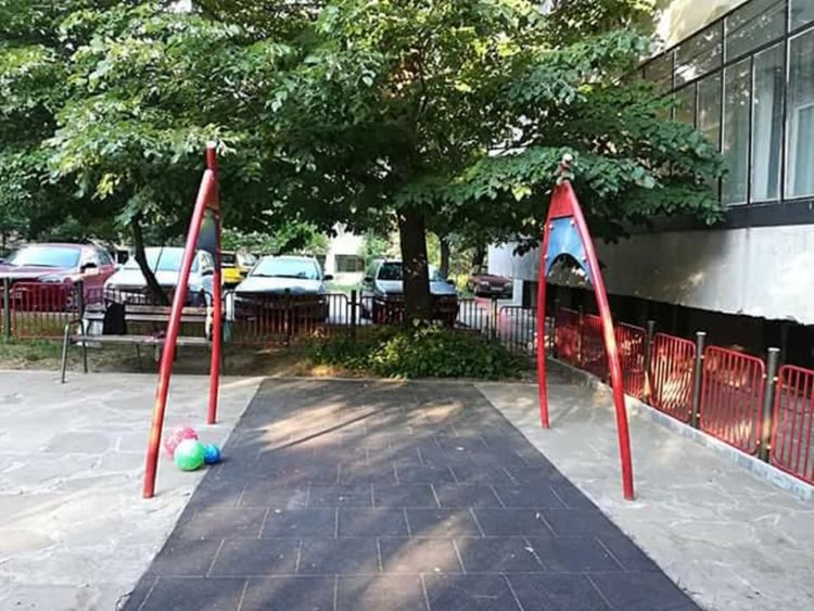 Вандали задигнаха люлката на детска площадка в "Куба"