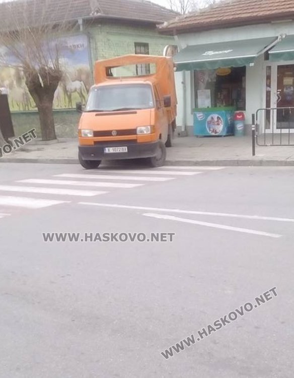 Паркиран автомобил върху пешеходната пътека до кръговото на "Тракията"