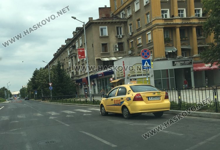 Паркиран автомобил върху пешеходната пътека между централната алея и Автогарата