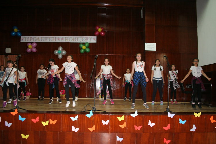 Песни, танци и мултимедия, подготвени по „Твоят час“, представиха златаровци