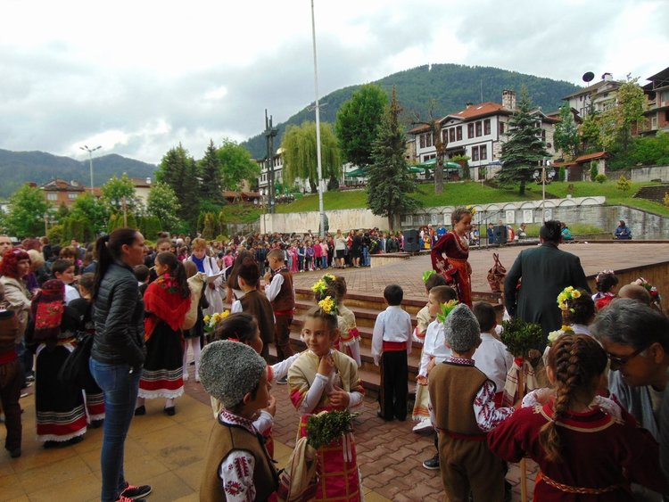 Стотици ученици се хванаха на хорото „Розите на България“ в чест на светите братя Кирил и Методий в Смолян
