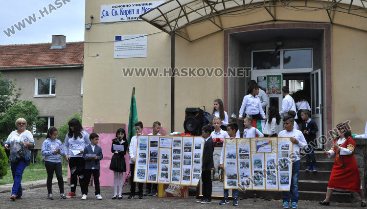 Кметът поведе хорото „Розите на България“ в училището на Конуш