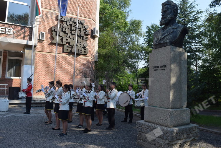 Нови постижения на математиците лингвисти на Езиковата гимназия   