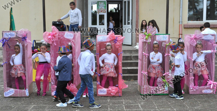 Кметът поведе хорото „Розите на България“ в училището на Конуш