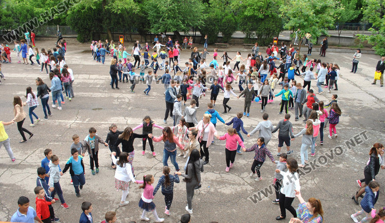 700 на хорото във „Васил Левски“, заедно с хиляди българи в 25 държави